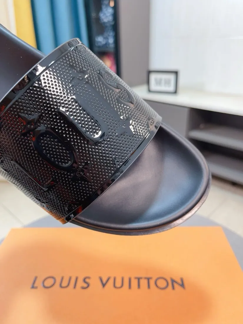 Ex-factory price 320🌹🌹 (lv-Louis Vuitton) new men's sandals, high-end boutique, exquisite embossed logo decoration on the upper, fine workmanship, super soft soles, casual, loose and comfortable, a must-have in summer! \nsize：38-44